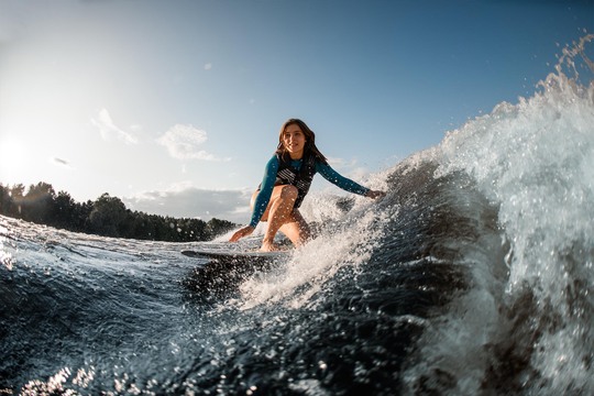 5 Beginner Wakesurfing Tricks to Try - The-House
