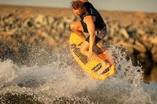 How to Wakesurf: Beginner Tips for Wakesurfing